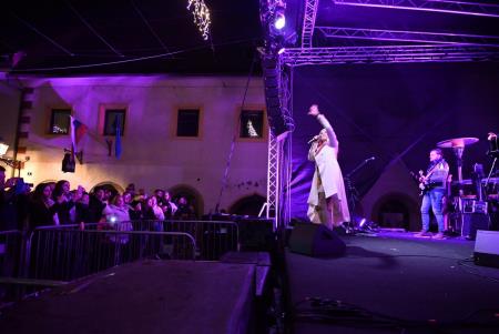 Temperamentna Tanja Žagar je razgrela kamniško publiko za najdaljšo noč v letu in silvestrovanje v centru Pravljičnega Kamnika (45)